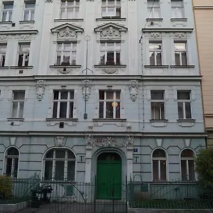 apartment-smeralova.praguehotelsweb.com/